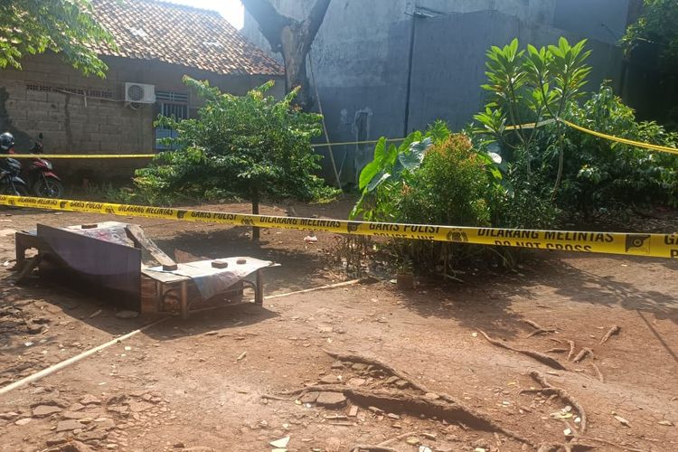 Tempat Kejadian Perkara (TKP) saat AY (25) membunuh kakak ipar pacarnya sendiri, MYS (25) pada Minggu (22/5/2022) malam di Gang Seng, Kelurahan Bintara, Kecamatan Bekasi Barat, Kota Bekasi. Aksi pembunuhan itu terjadi lantaran AY tidak terima ditegur merokok dalam ruangan oleh MYS yang memiliki seorang bayi berumur 6 bulan.