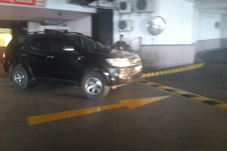 Mobil yang ditumpangi petugas BNN meninggalkan Sense Karaoke usai penggeledahan tempat tersebut pada Kamis (14/2/2018) sore.