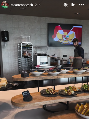 Unggahan Instastory Maarten Paes terkait jamuan makan Ajax Amsterdam yang bertema nuansa Indonesia