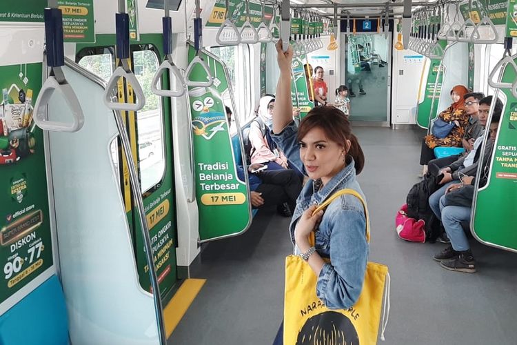 Pembawa acara televisi Najwa Shihab saat menumpang MRT, Jumat (17/5/2019).