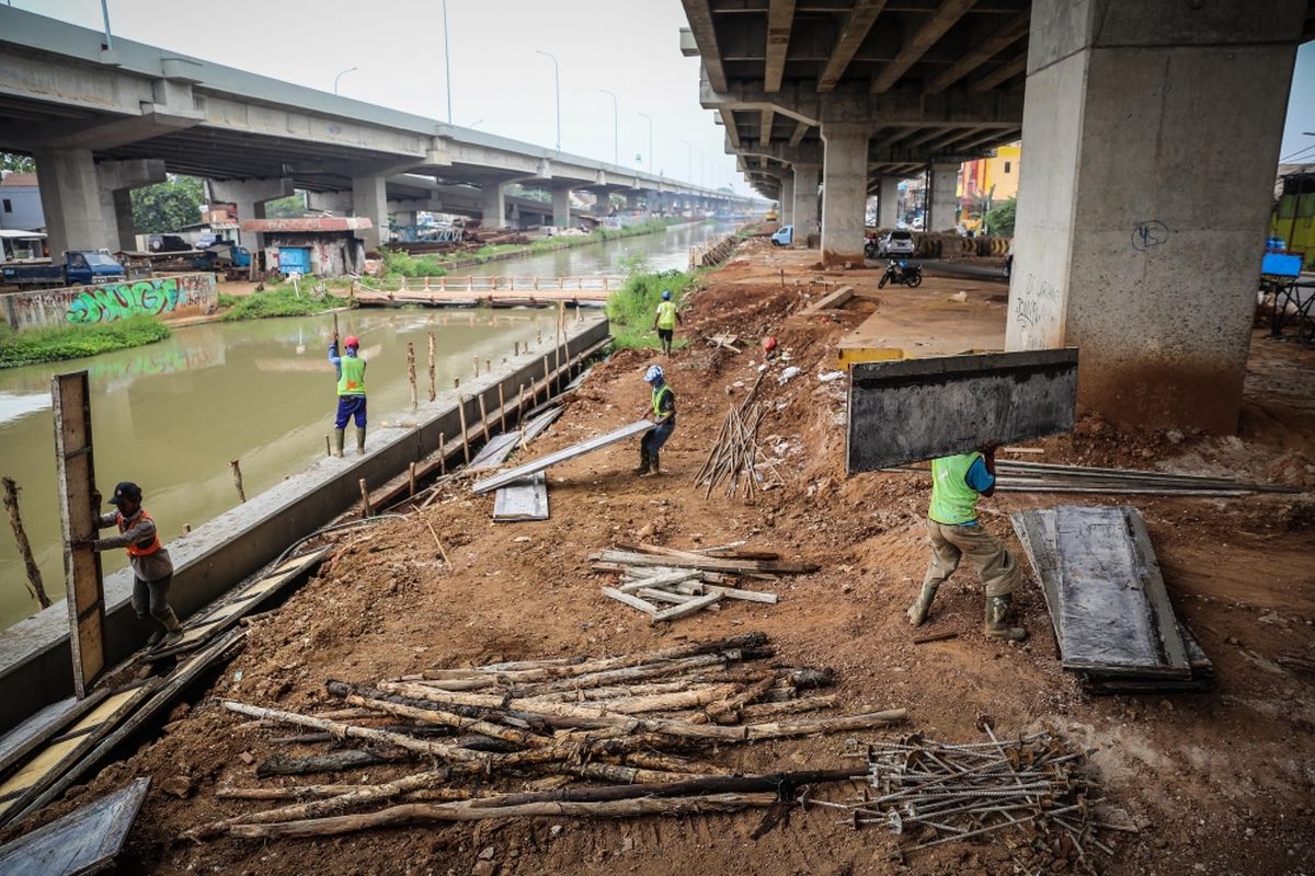 Pekerja menyelesaikan pembangunan di kolong Jalan Tol Bekasi-Cawang-Kampung Melayu (Becakayu) di Cipinang, Jakarta Timur, Kamis (12/10/2017). Pembangunan tol sepanjang 21 kilometer itu terus dikerjakan dengan target mulai beroperasi pada 2019 mendatang dan diharapkan bisa mengurai kemacetan di kawasan tersebut. 