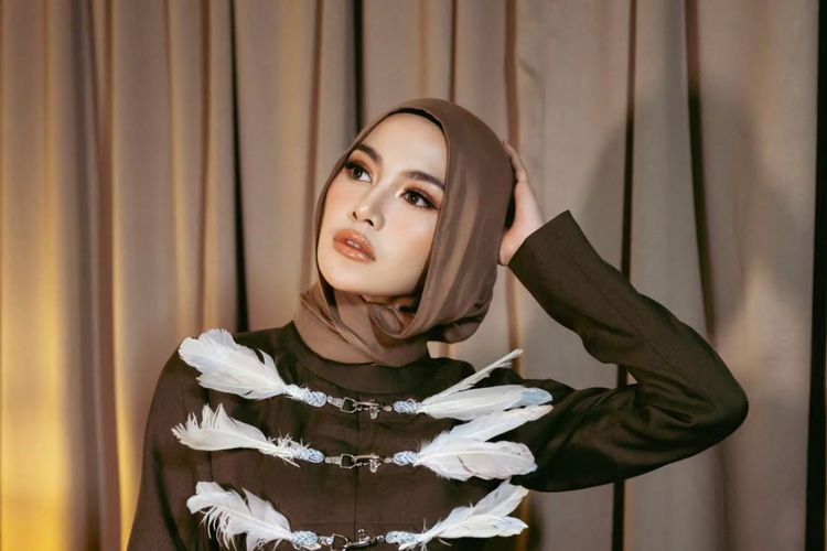 5 Gaya Mahalini Kenakan Hijab Saat Manggung di Aceh, Anggun dan Edgy