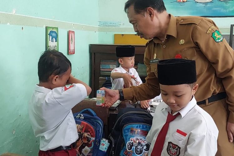 Aufal Mahrom Salim (7), siswa kelas 1 SDN Pandian 1, Kecamatan Kota, Kabupaten Sumenep, menangis tidak mau menu makanan bergizi gratis karena sudah bawa bekal dari rumah, Senin (13/1/2025)