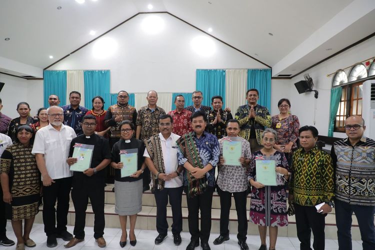 Penyerahan Sertifikat Rumah Ibadah kepada Gereja Masehi Injili di Timor di Kelurahan Baumata, Kecamatan Taebenu, Kabupaten Kupang, Nusa Tenggara Timur (NTT) pada Jumat (15/9/2023).