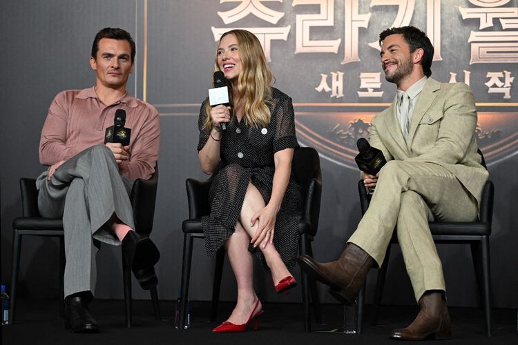 Scarlett Johansson (tengah) saat menghadiri konferensi pers promosi film Jurassic World: Rebirth pada Selasa (1/7/2025) di Seoul, Korea Selatan. Ia hadir bersama Rupert Friend (kiri) dan Jonathan Bailey (kanan).