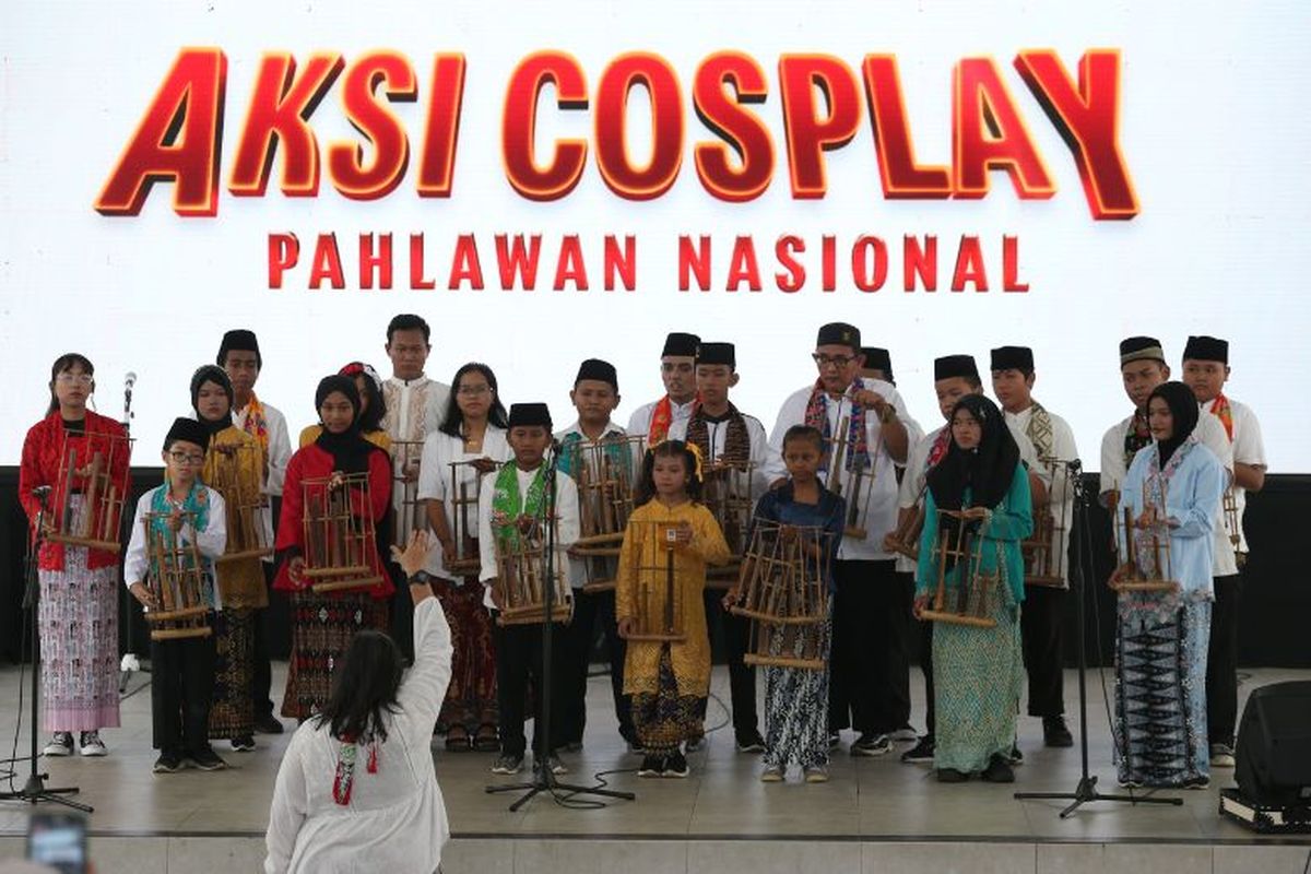 Aktivitas perayaan Hari Pahlawan di Museum Keprajuritan Indonesia TMII turut dimeriahkan oleh penampilan angklung dan drama musikal dari anak-anak Komunitas Difabel Violin Nusantara dan Belantara Budaya.