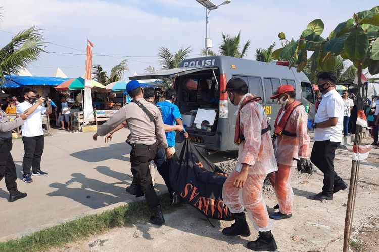Petugas gabungan melakukan evakuasi mayat berbaju loreng di Pulau Tunda