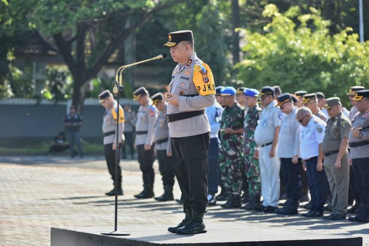 Kapolda Maluku Irjen Pol Lotharia Latif memimpin doa bersama untuk para korban insiden Kanjuruhan, Malang, Jawa Timur di lapangan upacara Polda Maluku, Senin (3/10/2022)