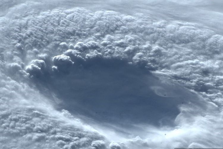 Penampakan angin topan Nanmadol di Jepang dari luar angkasa. Foto ini diambil oleh astronot Amerika Serikat Bob Hines pada 18 September 2022.