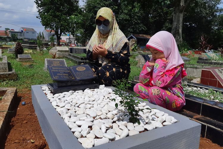 Soliha (36), warga Depok, mengunjungi makam anaknya, Azqira (3,8), Selasa (25/10/2022). Azqira meninggal dunia setelah didiagnosa menderita gagal ginjal akut.