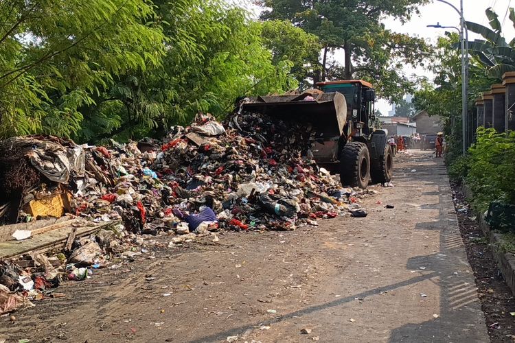 Terungkap Penyebab Tumpukan Sampah Meluber Sepanjang Jalan di Cakung Jaktim