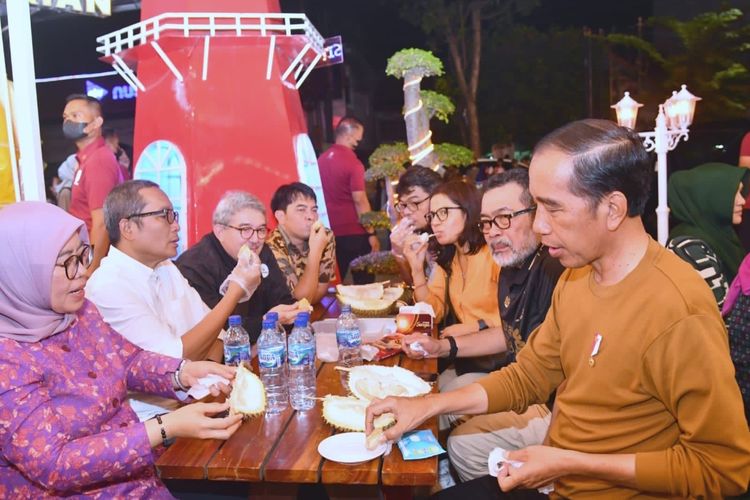 Presiden Joko Widodo saat menikmati durian bersama sejumlah pemimpin redaksi (pemred) media nasional dan media lokal Sumatra Utara (Sumut) pada Rabu (8/3/2023) malam.