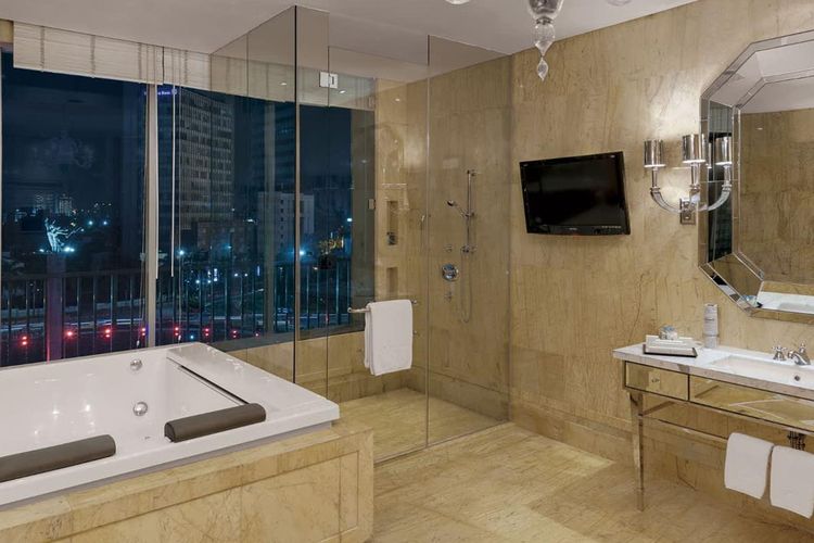 Kamar mandi dengan jacuzzi di Presidential Suite Hotel Indonesia Kempinski. 