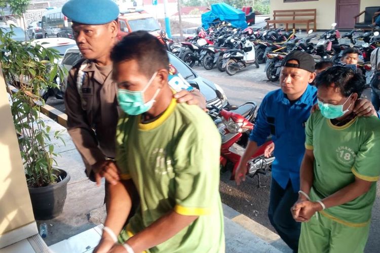 Polisi menggelandang AH (45) dan JR (54), dua pelaku penyekapan dan pemerkosaan terhadap seorang gadis di bawah umur ke sel tahanan Polres Cianjur, Jawa Barat, Senin (07/10/2019)