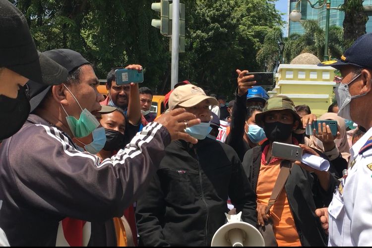 Puluhan juru parkir berunjuk rasa di depan Balai Kota Medan, menolak penerapan e-Parking di Medan, Kamis (14/10/2021).