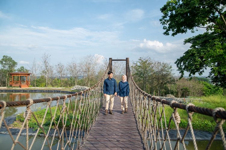 Nampak sepasang kekasih sedang melewati jembatan yang ada di Botanical Garden di Tanjung Enim, Kecamatan Lawang Kidul, Kabupaten Muara Enim, Sumatera Selatan.