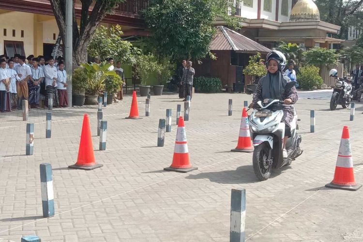 Polantas Jombang Datangi Pesantren, Ajari Etika Bermotor untuk Ratusan Santri