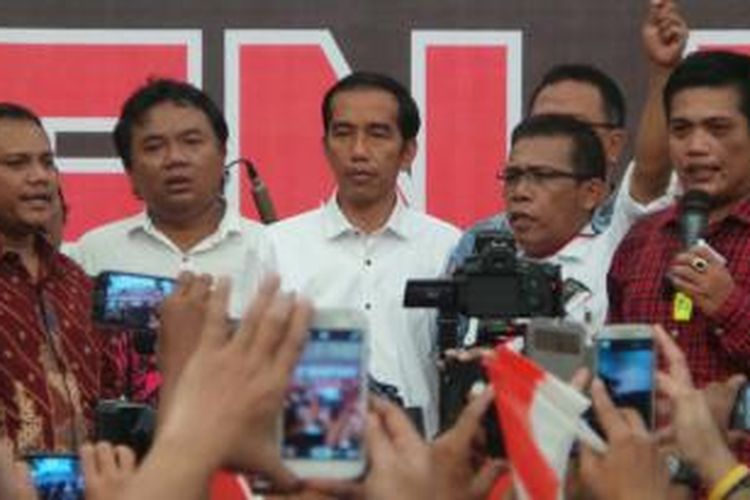 Presiden terpilih Joko Widodo (tengah) hadir di tengah-tengah relawan yang berkumpul di Tugu Proklamasi, Jakarta Pusat, Rabu (23/7/2014).