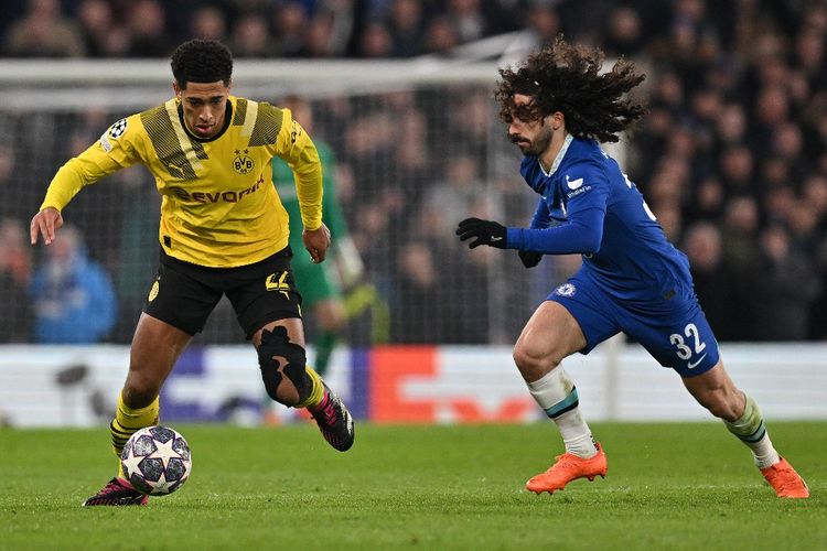 Bek Chelsea, Marc Cucurella, terpilih menjadi Man of the Match alias pemain terbaik laga leg kedua babak 16 besar Liga Champions kontra Borussia Dortmund pada Rabu (8/3/2023) dini hari WIB. Di foto ini, ia terlihat hendak berduel dengan Jude Bellingham.