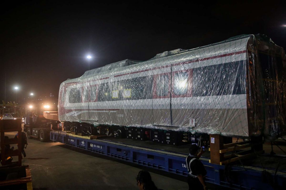 Kereta Light Rapid Transit (LRT) saat dipindahkan menggunakan Mavi atau alat berat pengangkut gerbong dari kapal Wallenius Wilhelmsen di Dermaga Indonesia Vehicle Terminal, Tanjung Priok, Jakarta Utara, Jumat (13/4/2018). Dua gerbong kereta Light Rapid Transit (LRT) yang tiba hari ini merupakan gelombang pertama dari total 16 gerbong, yang akan didatangkan dari Korea Selatan.