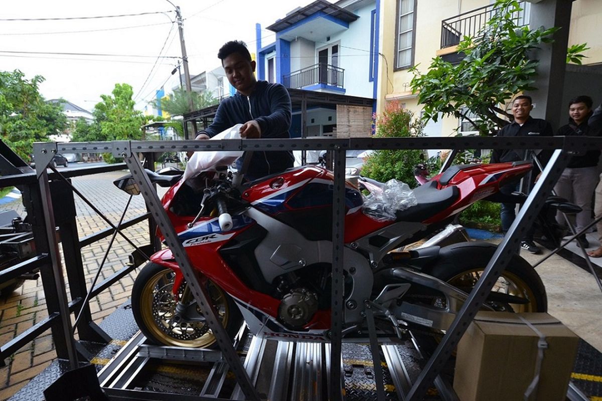 Dile Honda, Wahana Makmur Sejati (WMS), mengantarkan big bike CBR1000RR SP kepada pemilik pertama yang terdaftar di Indonesia, Fadillah Ichsani, Jumat (9/2/2018).