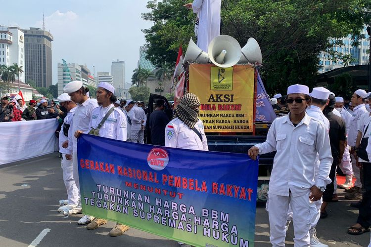 Massa yang tergabung dalam GNPR menggelar aksi unjuk rasa menolak kenaikan harga BBM di kawasan Patung Kuda, Jakarta Pusat, Jumat (23/9/2022).