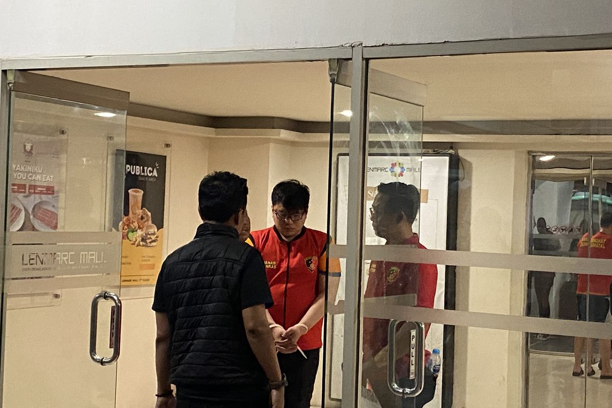 Anak anggota DPR RI, saat melakukan rekonstruksi terkait kasus penganiayaan