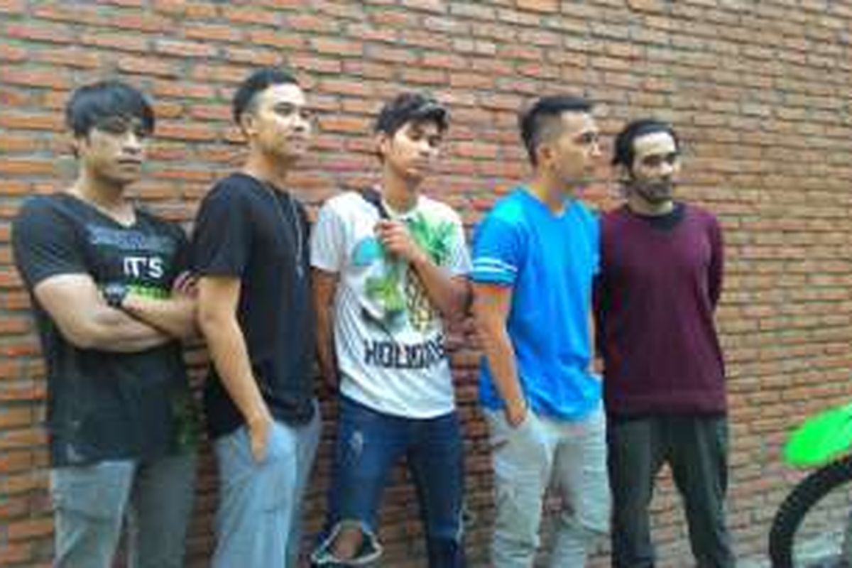 Grup band Lyla di sela latihan untuk konser 