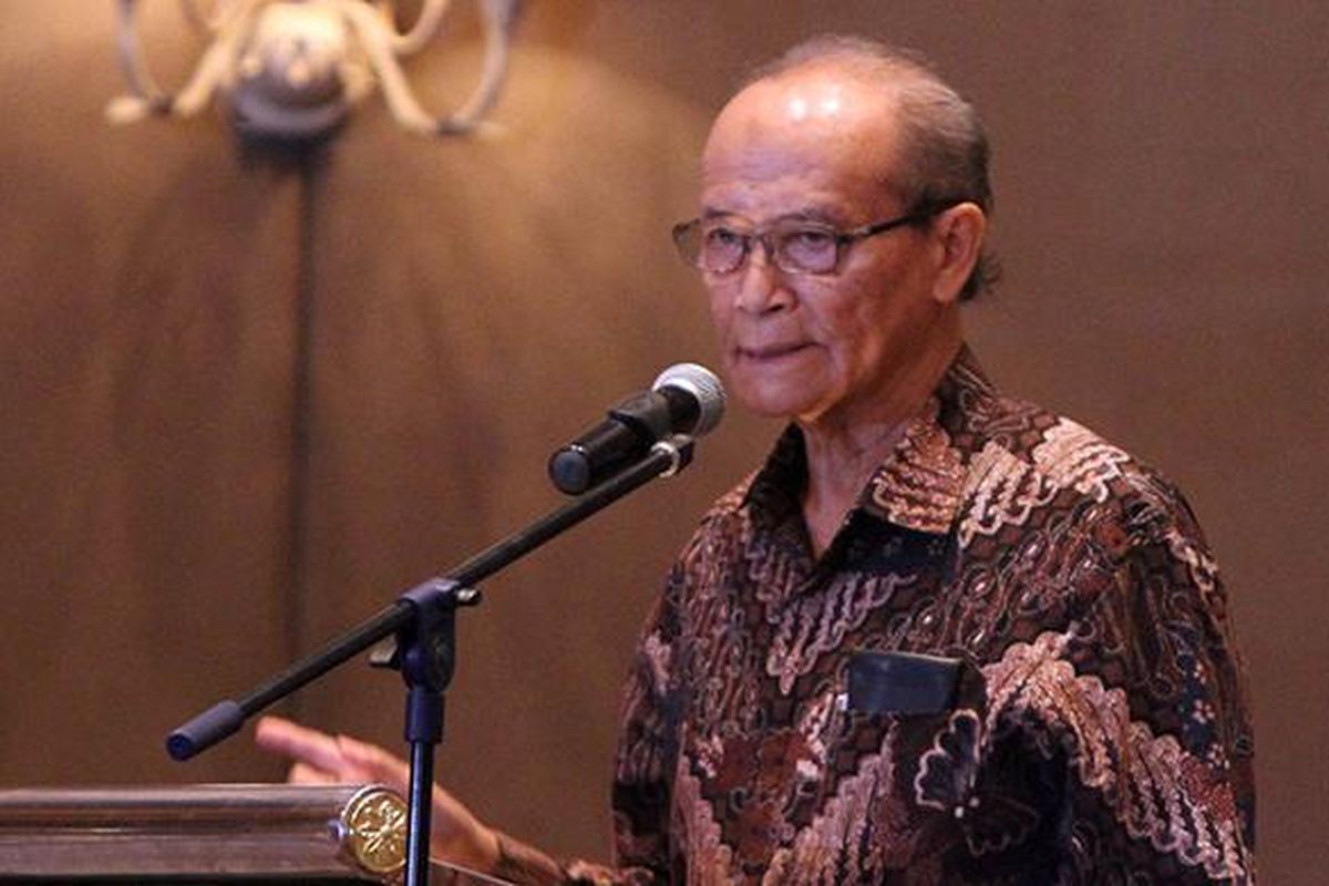 Tokoh masyarakat Buya Syafii Maarif memberikan paparannya pada acara Simposium Nasional Membedah Tragedi 1965, di Jakarta, Senin (18/4/2016).