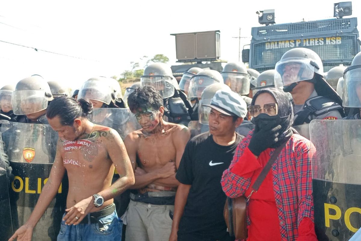 Massa Aksi Pembentukan Provinsi Pulau Sumbawa Blokade Jalan, Kendaraan