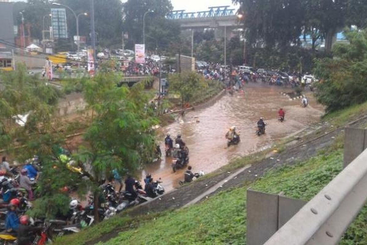 Banjir melanda jalur alteri kolong tol Kalimalang, Bekasi, Jawa Barat, Senin (20/2/2017). Banjir di lokasi itu berimbas ke dalam tol JORR.