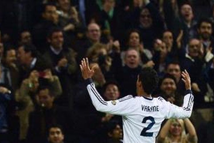 Bek Real Madrid,Raphael Varane, merayakan golnya ke gawang Barcelona, pada leg pertama semifinal Copa del Rey, di Santiago Bernabeu, Rabu (30/1/2013).