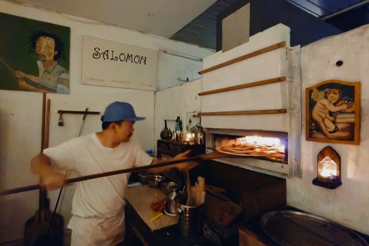 Irwanto, pemilik usaha Pizza Salomon yang menjadi daya tarik pecinta kuliner karena memasak menggunakan tungku tradisional di rumahnya daerah Petemon Surabaya, Jawa Timur. 