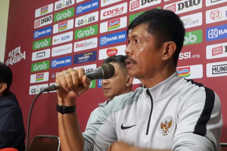 Pelatih Timnas U-22 Indra Sjafri saat konferensi pers usai ujicoba lawan Arema FC di Stadion Kanjuruhan, Kabupaten Malang, Minggu (10/2/2019)