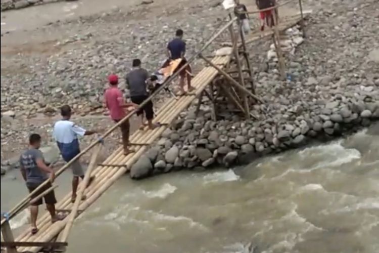 Seorang ibu hamil ditandu melewati jembatan bambu untuk menuju ke rumah sakit di Kabupaten Lebak, Banten setelah jembatan utama putus, Kamis (9/7/2020)