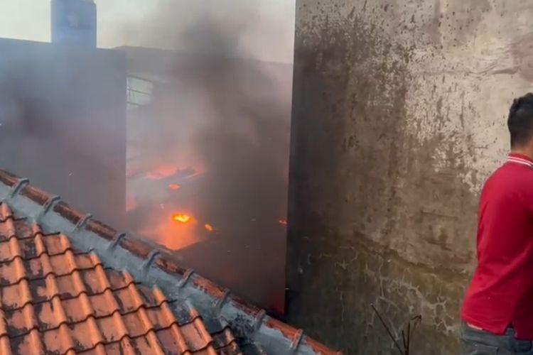 Sebuah rumah kosong di wilayah RT 010 RW 008 Kelurahan Gedong, Kecamatan Pasar Rebo, Jakarta Timur, terbakar pada Senin (1/8/2022) sore.
