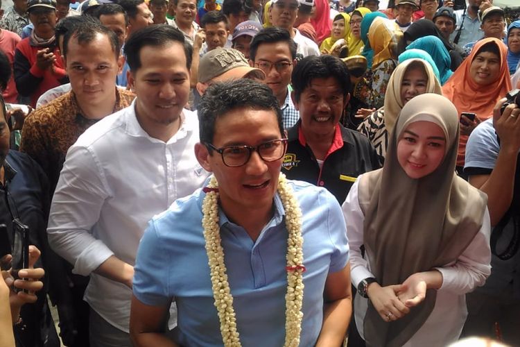 Bakal calon wakil Presiden Sandiaga Uno saat menghadiri pembukaan posko kemenangan KAMI BERANI di Kompleks Ilir Barat Peramai, Palembang, Sumatera Selatan, Selasa (18/9/2018). Sebelum meresmikan posko kemenangan itu, Sandiaga sempat mengunjung salah satu pasar tradisional yang berada di kawasan 10 Ulu Palembang.