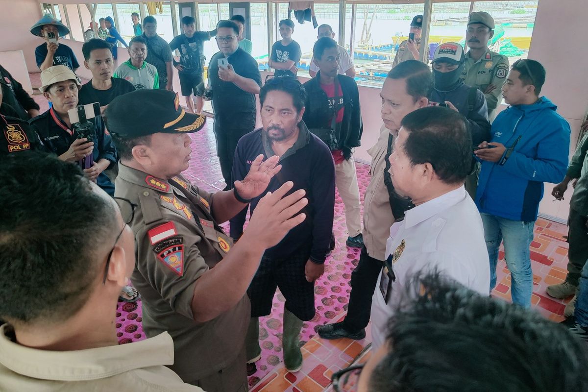 Petugas Satpol PP dan unsur instansi lainnya tengah melakukan pendekatan persuasif kepada Yahya Ahmad pemilik rumah makan di tengah Danau Limboto, Gorontalo, Rabu (19/2/2025).