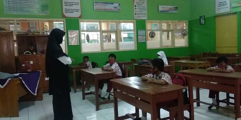 Sekolah Dibuka Saat Ppkm Level 3 Siswa Sd Enak Jadi Banyak Teman Selama Daring Belajarnya Susah Halaman All Kompas Com