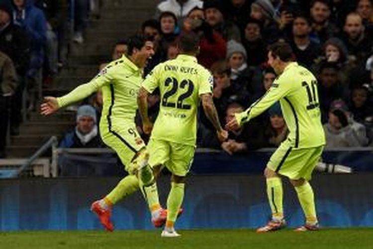 Bomber Barcelona, Luis Suarez, merayakan golnya seusai membobol gawang Manchester CIty, pada leg pertama perdelapan final Liga Champions, Selasa atau Rabu (25/2/2015) dini hari WIB. 