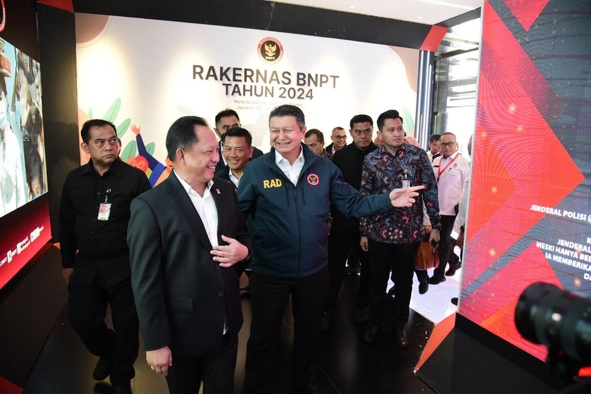 Plt Menkopolhukam Tito Karnavian dan Kepala BNPT Rcyko.