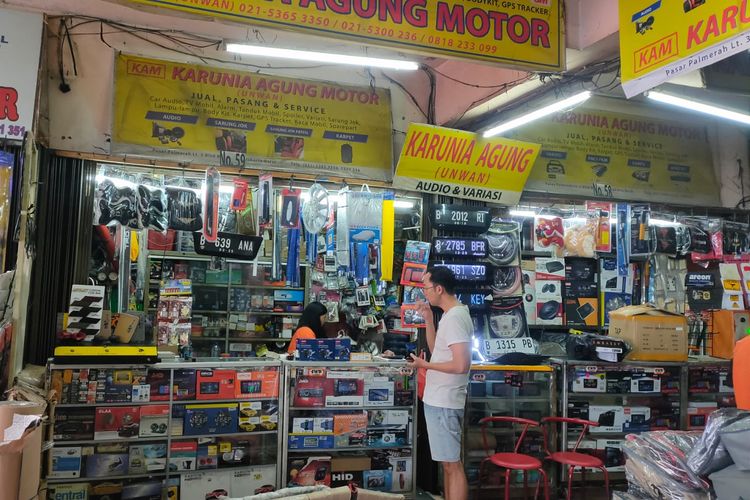 Salah satu toko aksesoris mobil di Pasar Palmerah