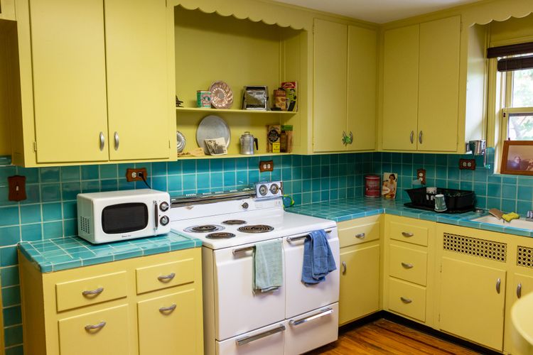 ilustrasi dapur berwarna kuning cerah