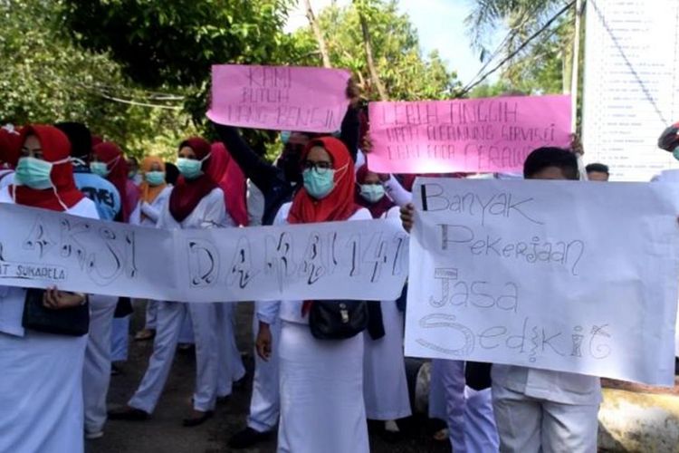 Sejumlah perawat honorer di Rumah Sakit Umum Daerah (RSUD) Palagimata, Kota Baubau, Sulawesi Tenggara, melakukan aksi mogok kerja pada Senin (14/1/2019). Para perawat ini menuntut RSUD Kota Baubau untuk membayarkan gaji honorer sesuai dengan Surat Keputusan  Menteri Kesehatan Nomor 481 tahun 2017. 