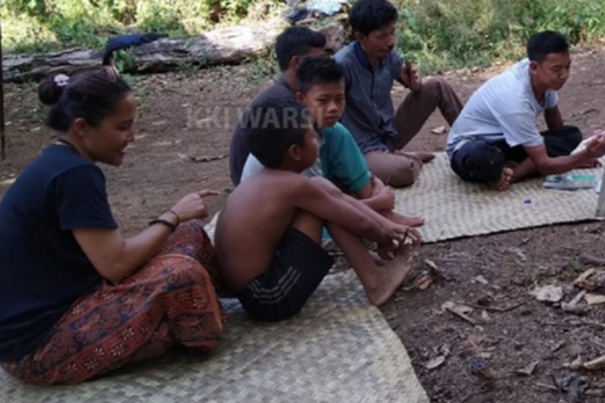 Staf pengajar Komunitas Konservasi Indonesia (KKI) Warsi, Yohana Marpaung, bersama anak-anak orang Rimba di belantara hutan Jambi. 