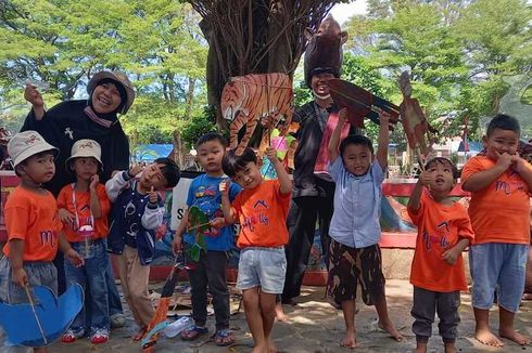 Kisah Samsudin, Mengabdikan Hidup Jadi Pendongeng Keliling untuk Perjuangkan Satwa Langka Indonesia