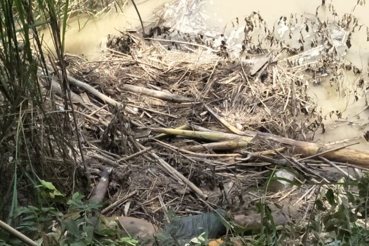 Masyarakat dihebohkan dengan penemuan mayat tanpa identitas di aliran Sungai Lusi, Dusun Pelem, Desa Pulokulon, Kecamatan Pulokulon, Kabupaten Grobogan, Jawa Tengah, Minggu (9/12/2018)