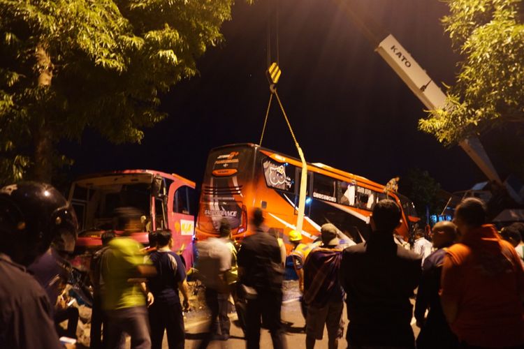 Evakuasi bus Bali Radiance yang mengalami kecelakaan di jalur Pantura yang menghubungkan Situbondo dan Pelabuhan Ketapang Banyuwangi Kamis (27/12/2018)