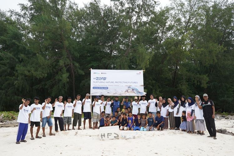 Peringati World Turtle Day, Telkom Lepas 200 Anak Penyu di Pulau Kapoposang