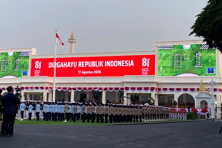 Paskibraka Bentuk Formasi 81 Saat Upacara Penurunan Bendera Merah Putih di Istana